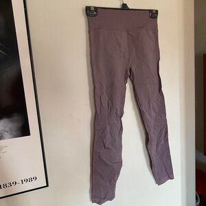 Lululemon mauve workout leggings.